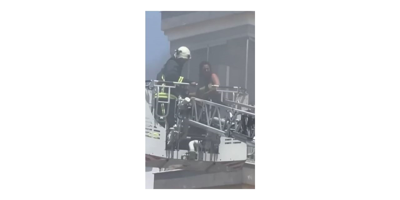 Antalya’da yangında balkonda mahsur kalan kadını itfaiye kurtardı