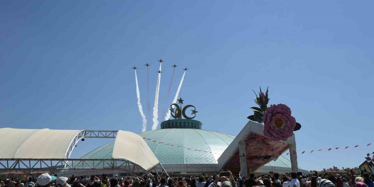 Türk Yıldızları Isparta semalarında nefesleri kesti