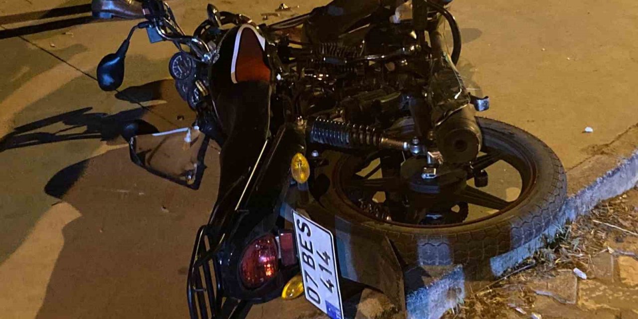 Otomobille çarpışan motosiklet sürücüsü ağır yaralandı