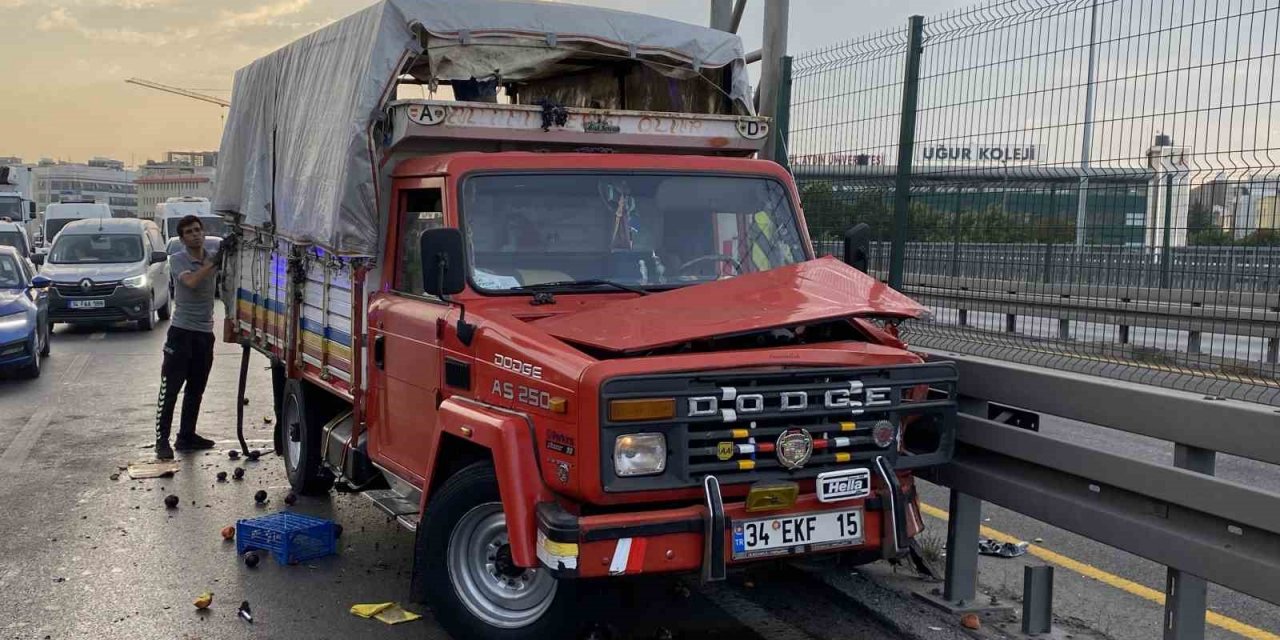 Küçükçekmece’de otomobil, meyve yüklü kamyonete arkadan çarptı: 2 ölü
