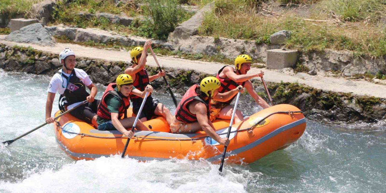 Dansçılar rafting ve tahta araba yarışlarında kıyasıya mücadele etti