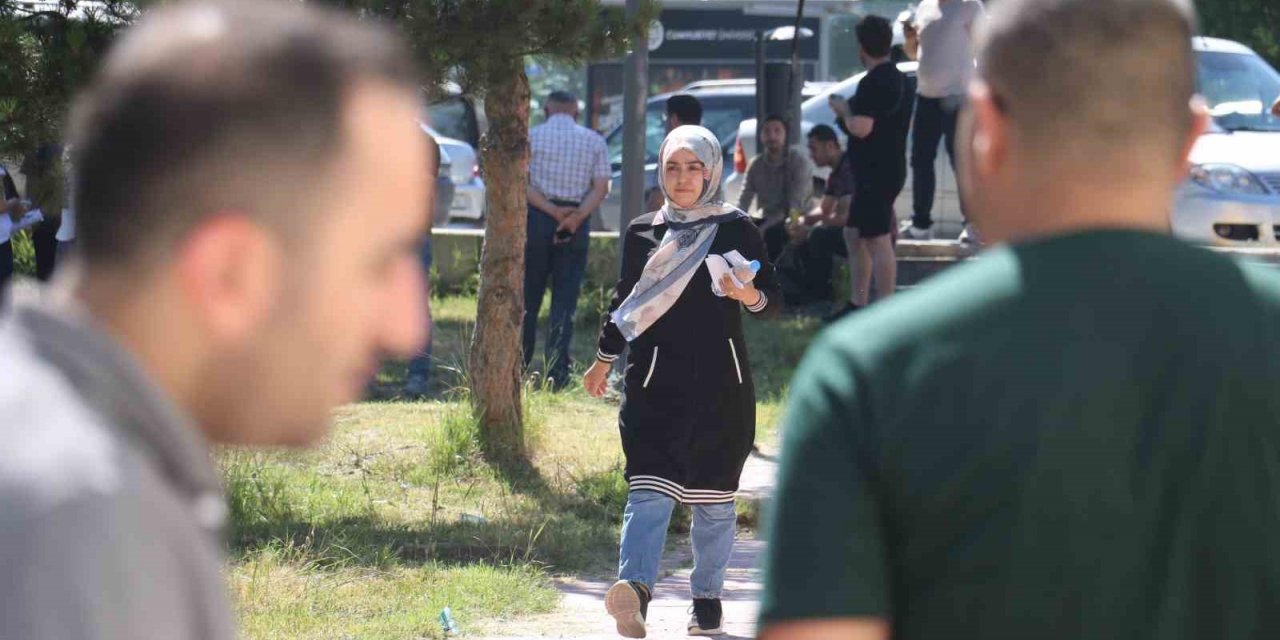 "Binanın önünde bekliyordum" dese de içeri alınmadı