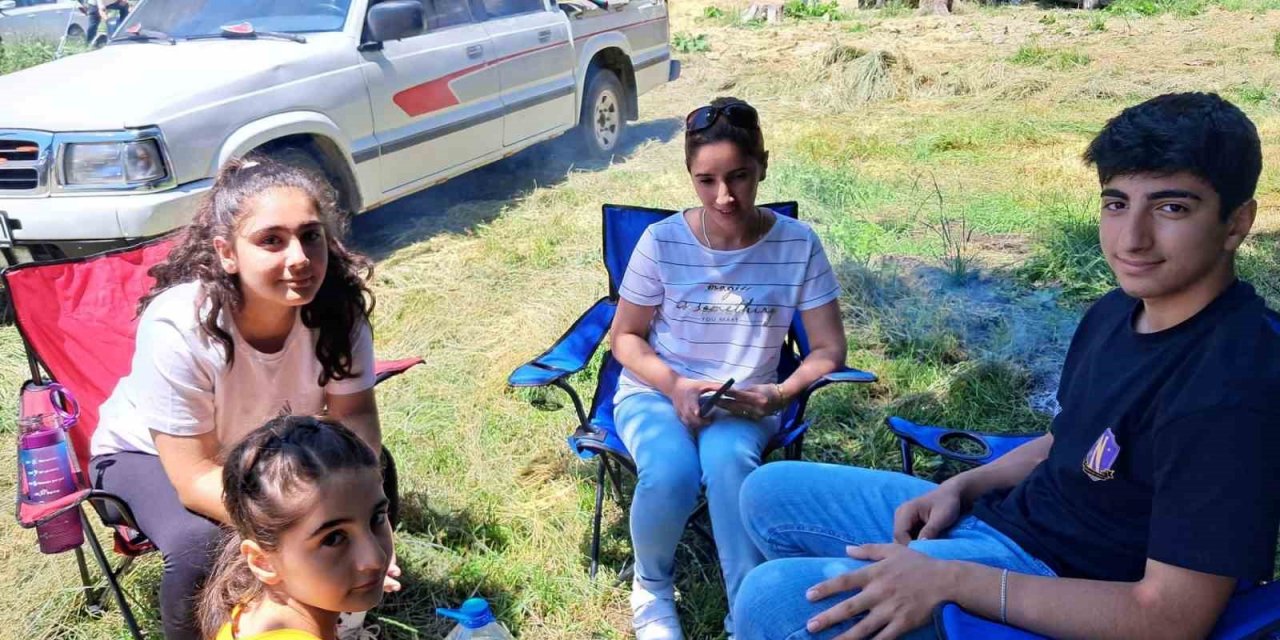 Artvin’de sıcaklardan bunalanlar yayla şenliğine akın etti