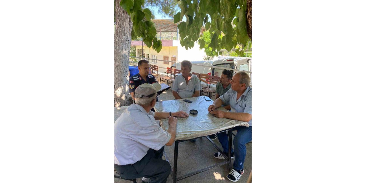 Vatandaşlar çeşitli konularda bilgilendirmeye devam ediyor