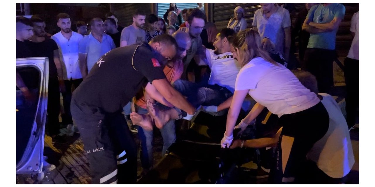 Hızla ilerleyen otomobil servis aracına çarptı : 5 yaralı