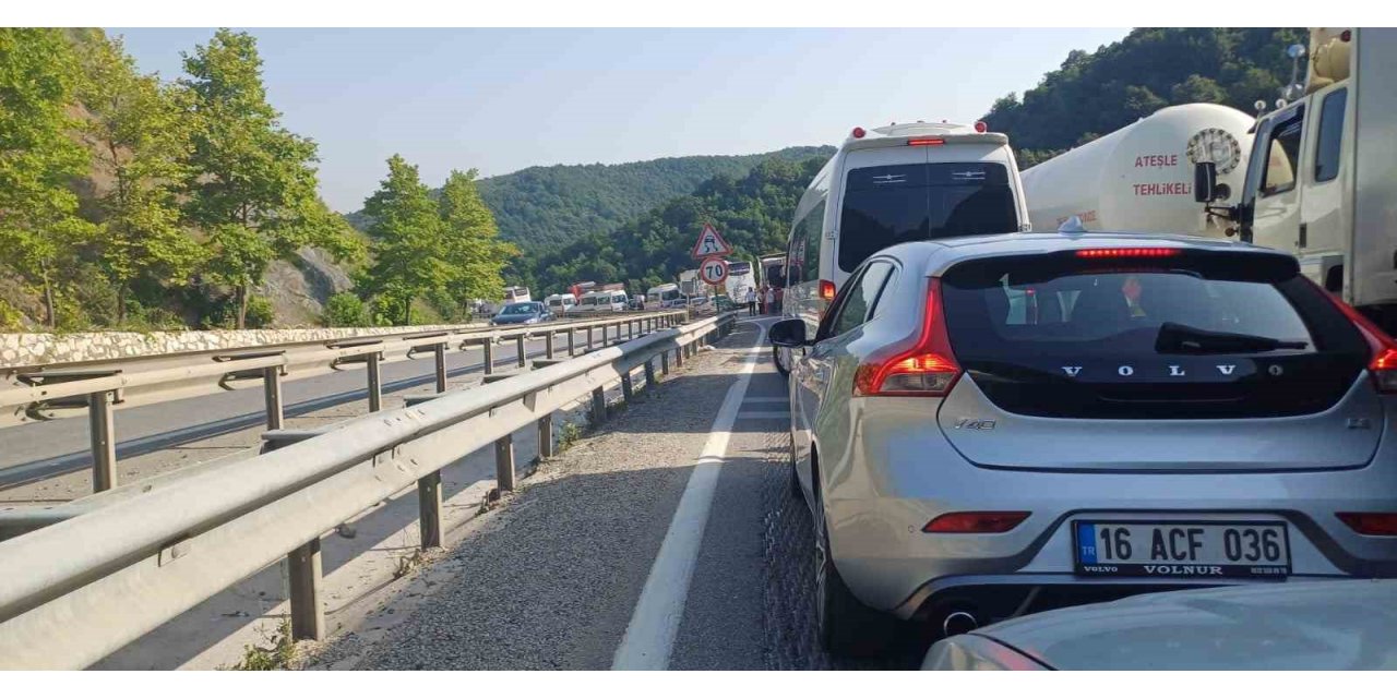 Kaza sebebiyle yol kapandı, sınava adaylar yürüyerek gitti