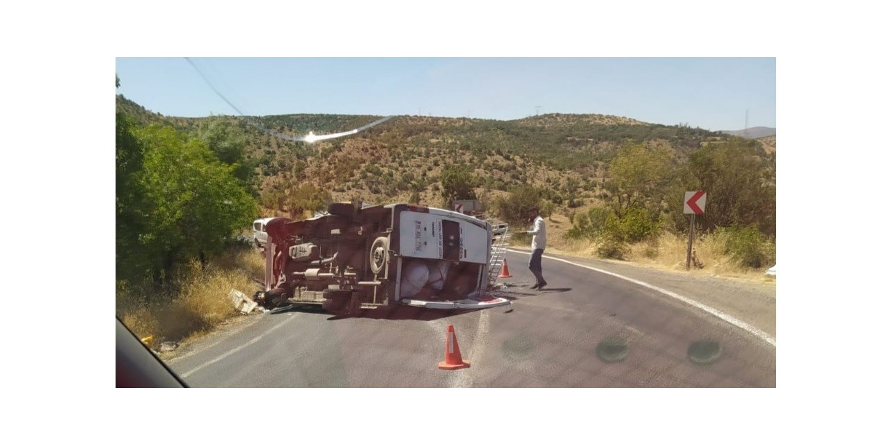 Bingöl’de minibüs yan yattı