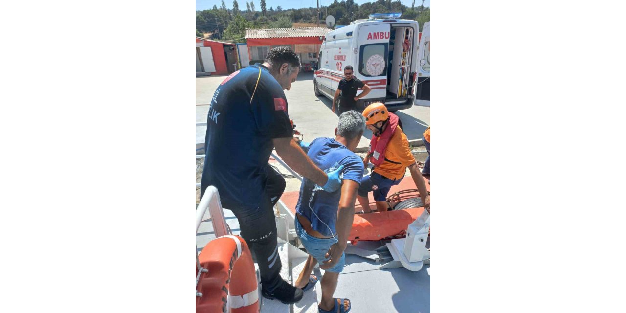 Çanakkale Boğazı’nda balıkçı teknesinde rahatsızlanan personel Kıyı Emniyeti ekiplerince tahliye edildi