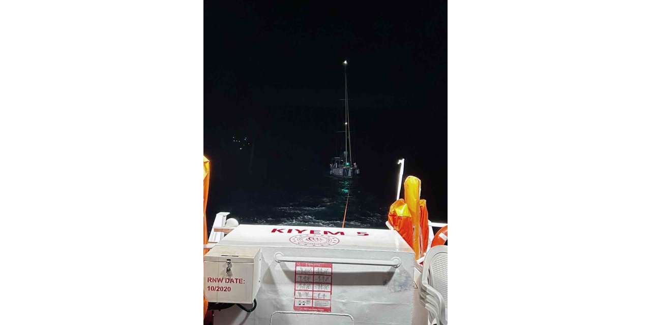 Gemiler Adası açıklarında arızalanan tekneyi KIYEM ekipleri kurtardı