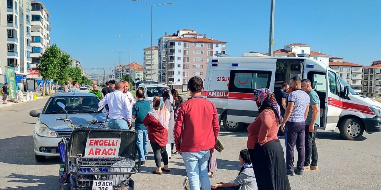 Otomobille elektrikli bisiklet çarpıştı: 2 yaralı