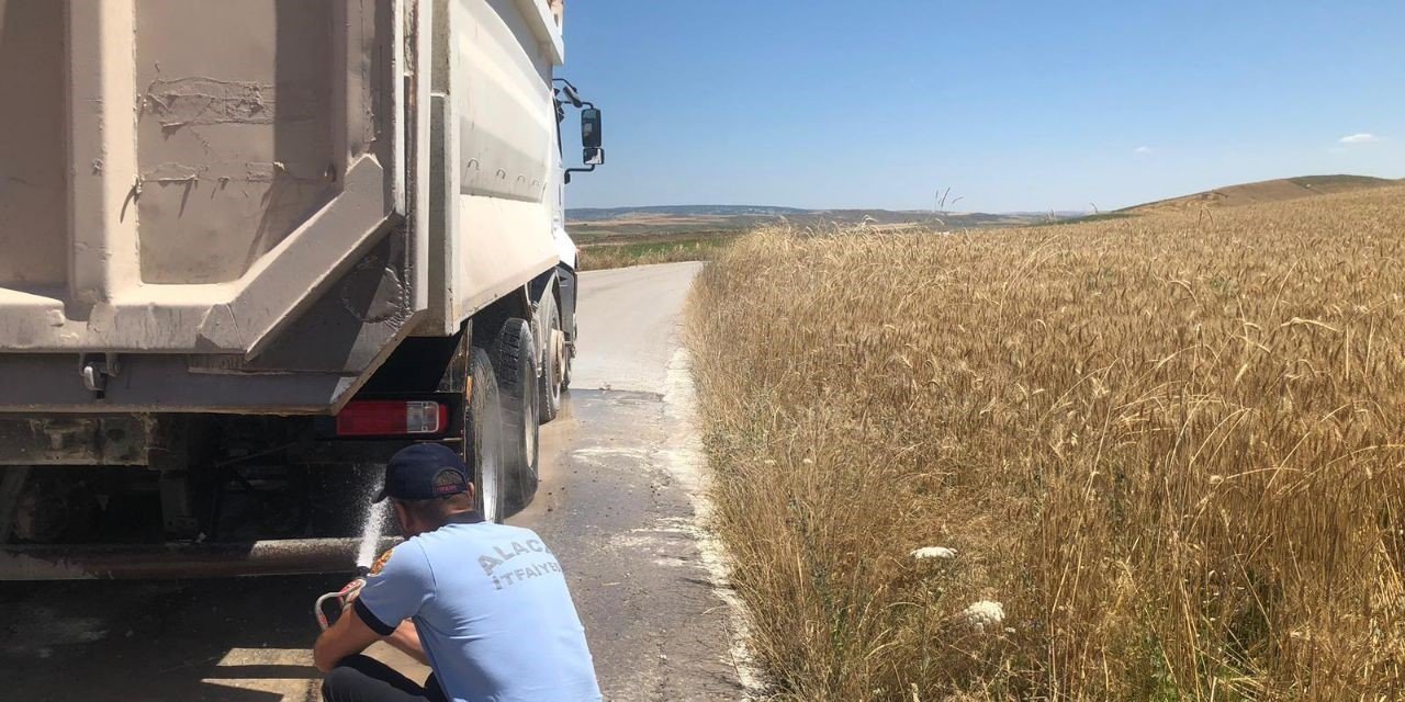 Seyir halindeki kamyon alev aldı