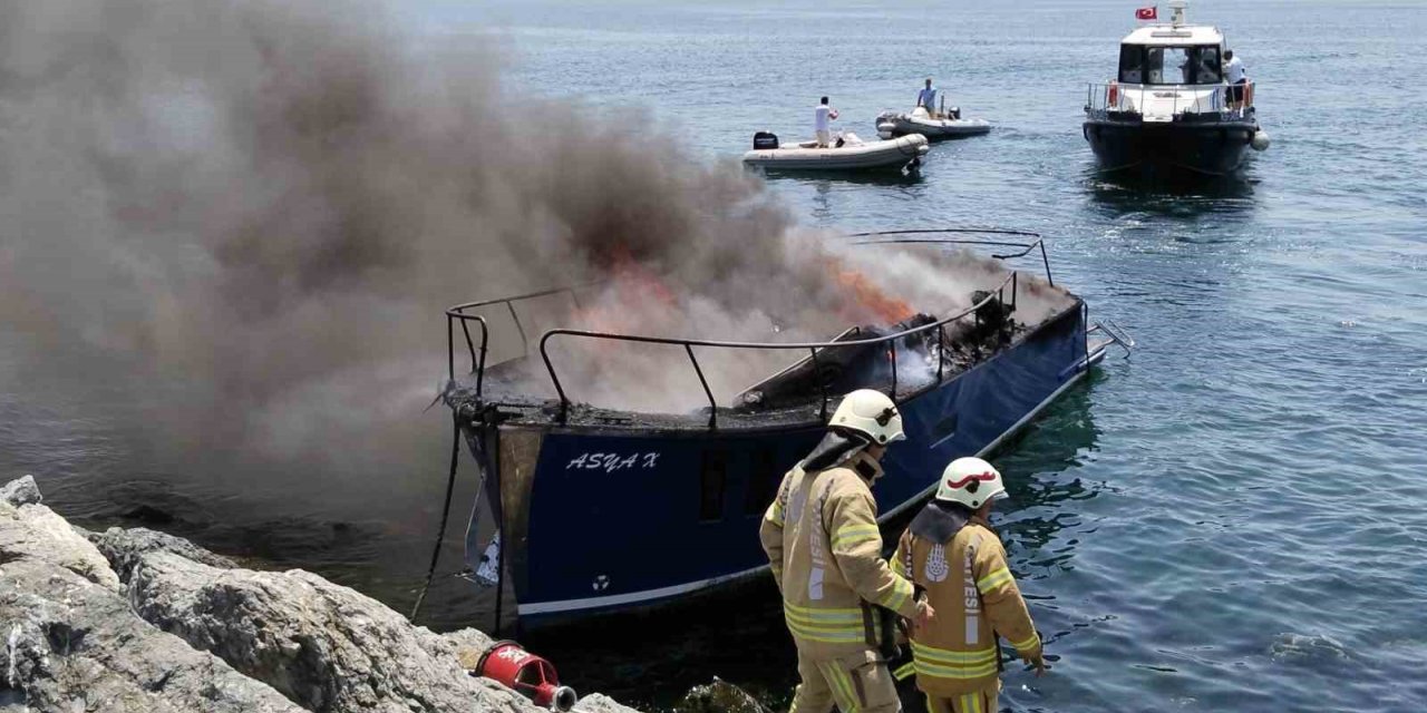 Pendik’te tekne alev topuna döndü