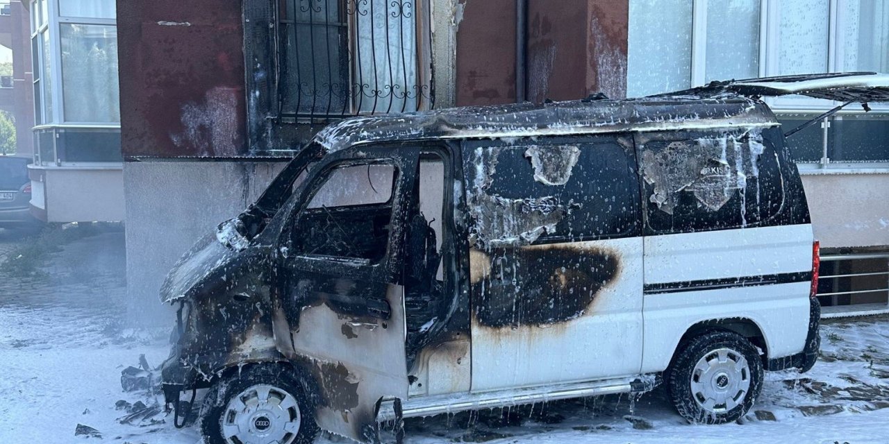 Edremit’te park halindeki minibüs yandı