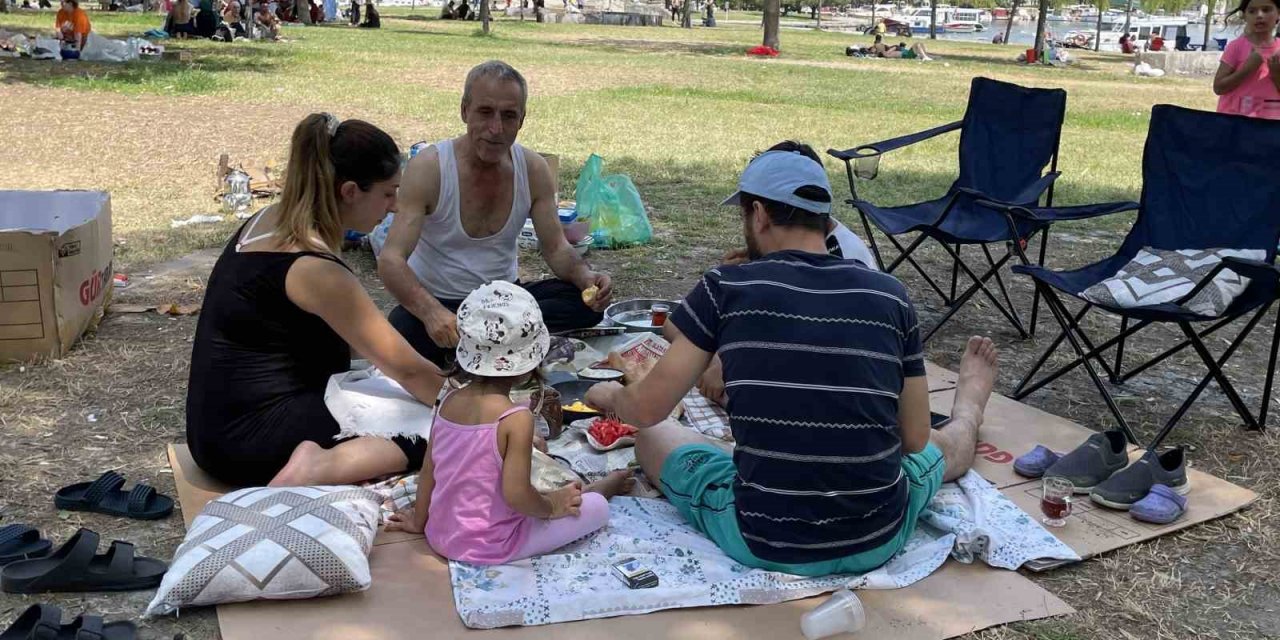 İstanbul’da sıcaklardan bunalan vatandaşlar hafta sonu sahillere akın etti