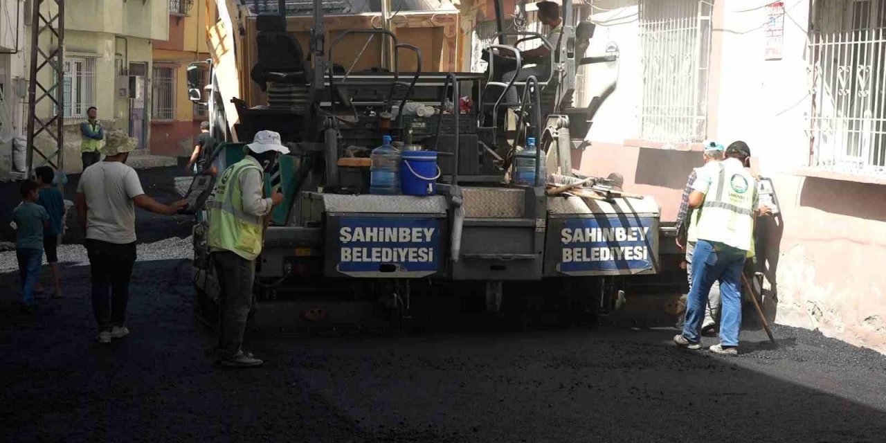 Aşırı sıcaklara rağmen asfalt çalışmaları sürüyor