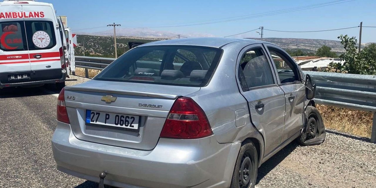 Adıyaman’da otomobil bariyerlere çarptı: 7 yaralı