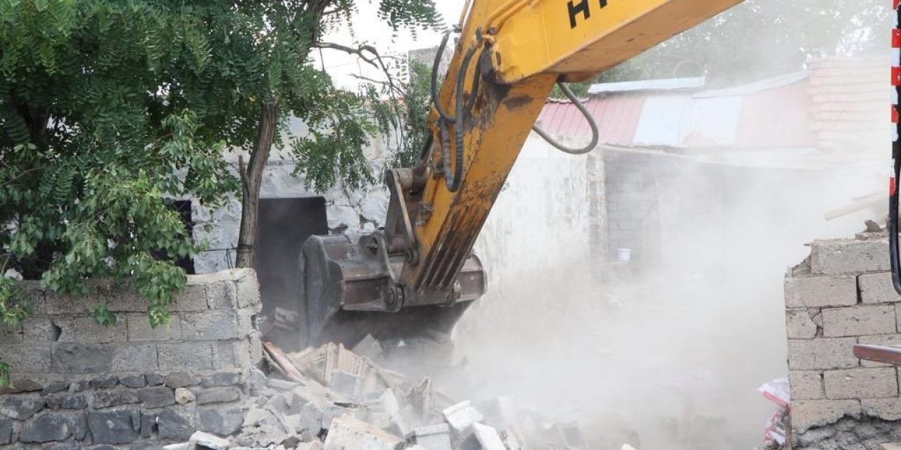 Kayapınar Belediyesi ağır hasarlı evlerin yıkımına başladı