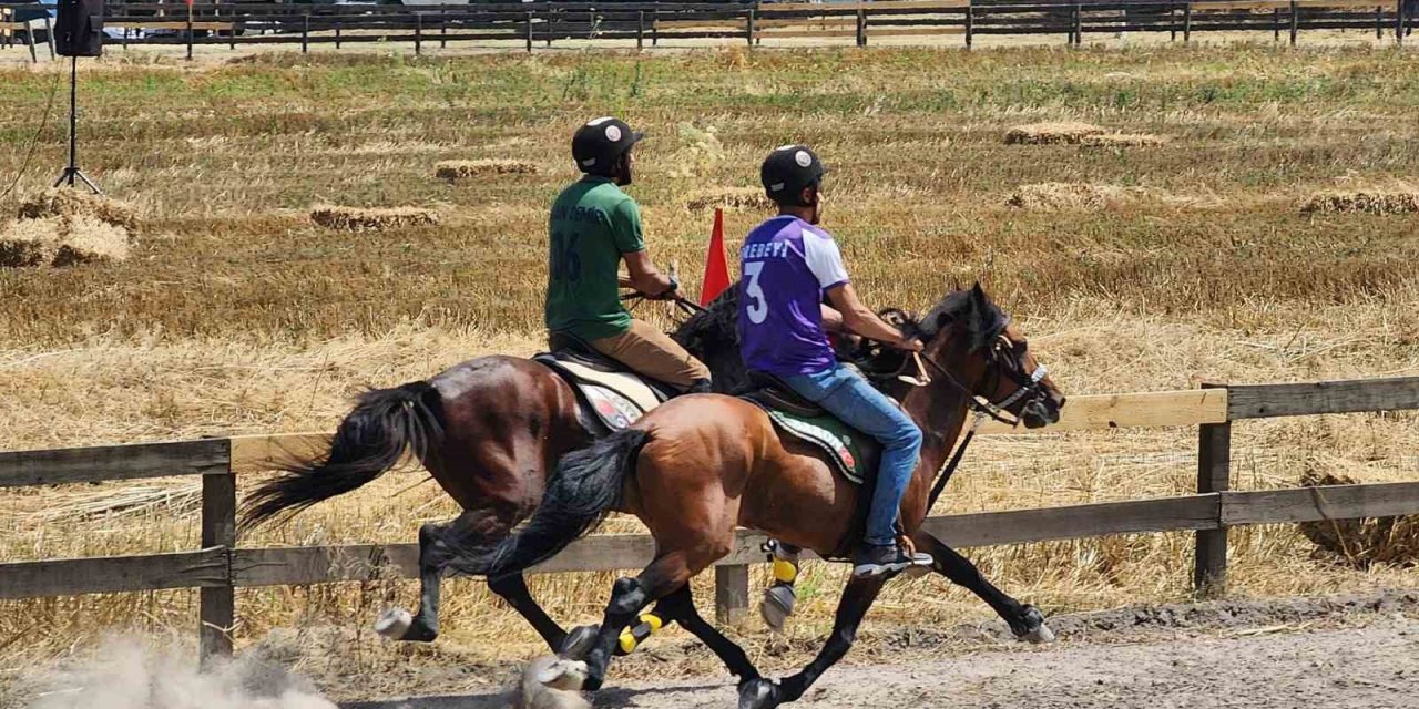 Rahvan at yarışları nefes kesti
