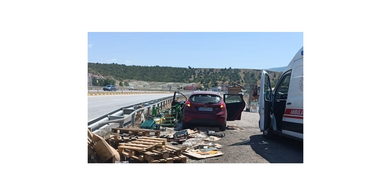 D100’de gurbetçi ailenin bulunduğu otomobil bariyerlere çarptı: 2 yaralı