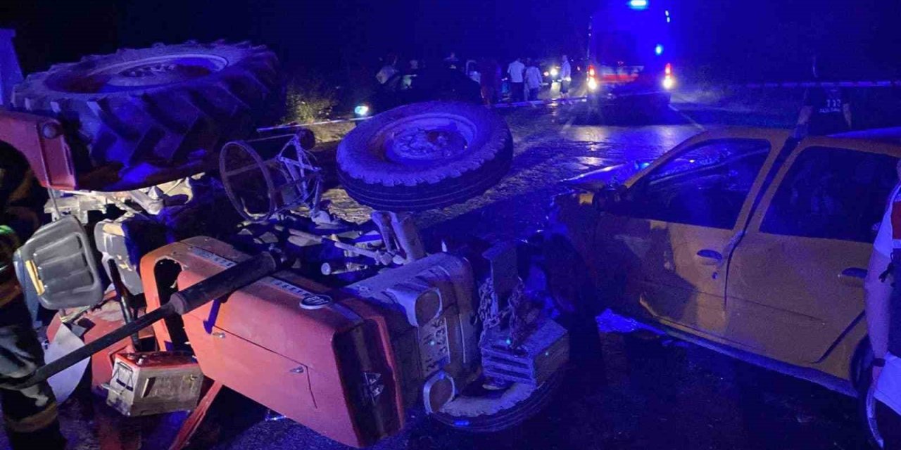 Traktörle çarpışan otomobildeki kadın yolcu hayatını kaybetti