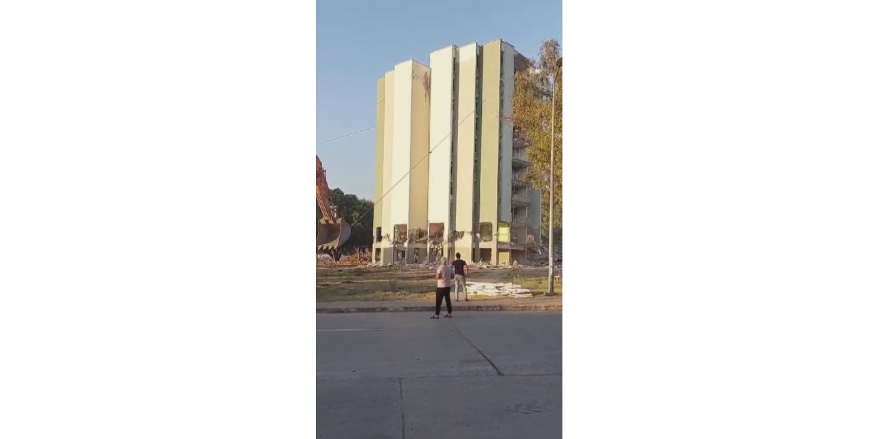 10 katlı bina 2 iş makinesine bağlanan çelik halatlarla yıkıldı, o anlar kamerada