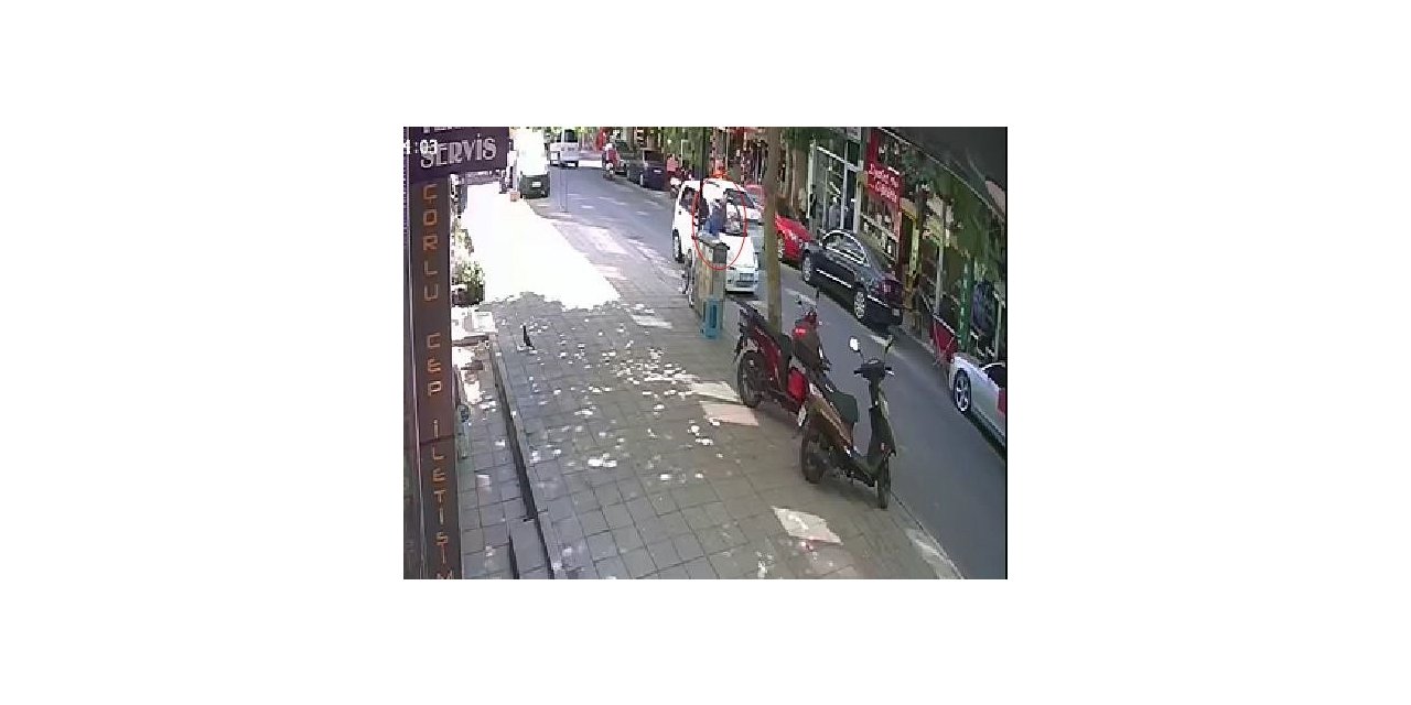 Koşarak karşıdan karşıya geçmek isteyen çocuğa arabanın çarptığı anlar kameraya yansıdı