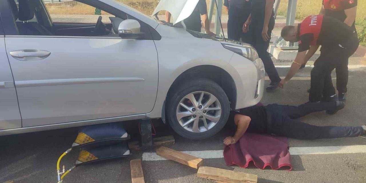 Otomobilin motor kısmına sıkışan kediler ekipleri seferber etti