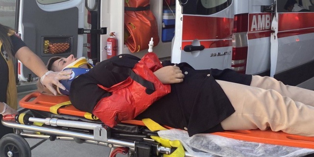 Hafif ticari araç ile otomobil çarpıştı: 4 yaralı