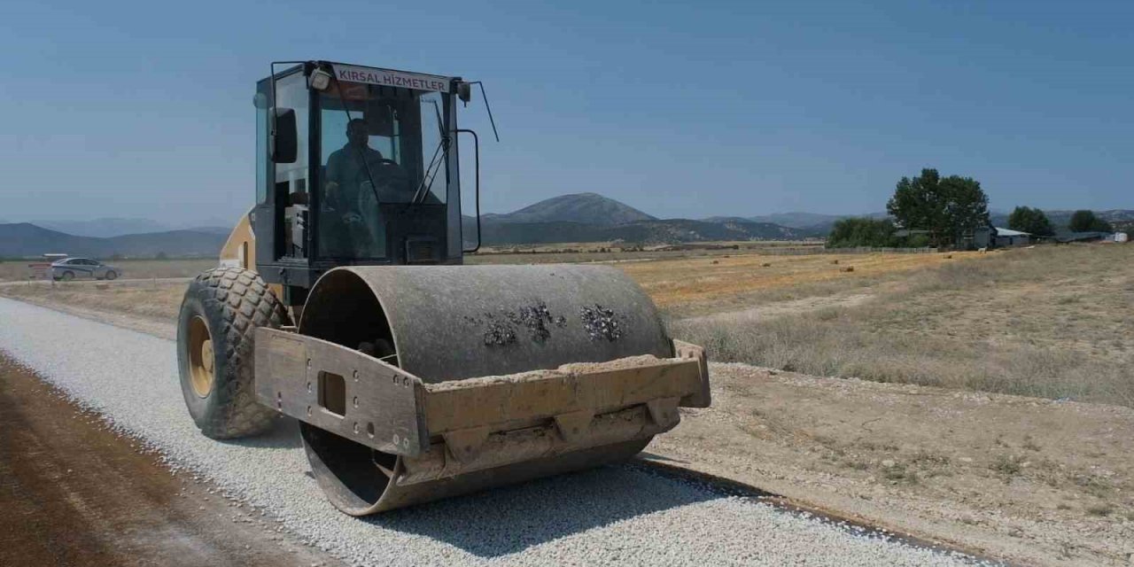 Korkuteli Akyar grup yolu asfaltlanıyor