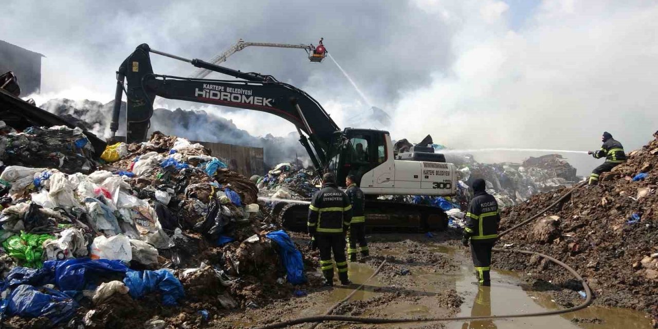 Geri dönüşüm fabrikasında 18 saattir soğutma çalışması yapılıyor