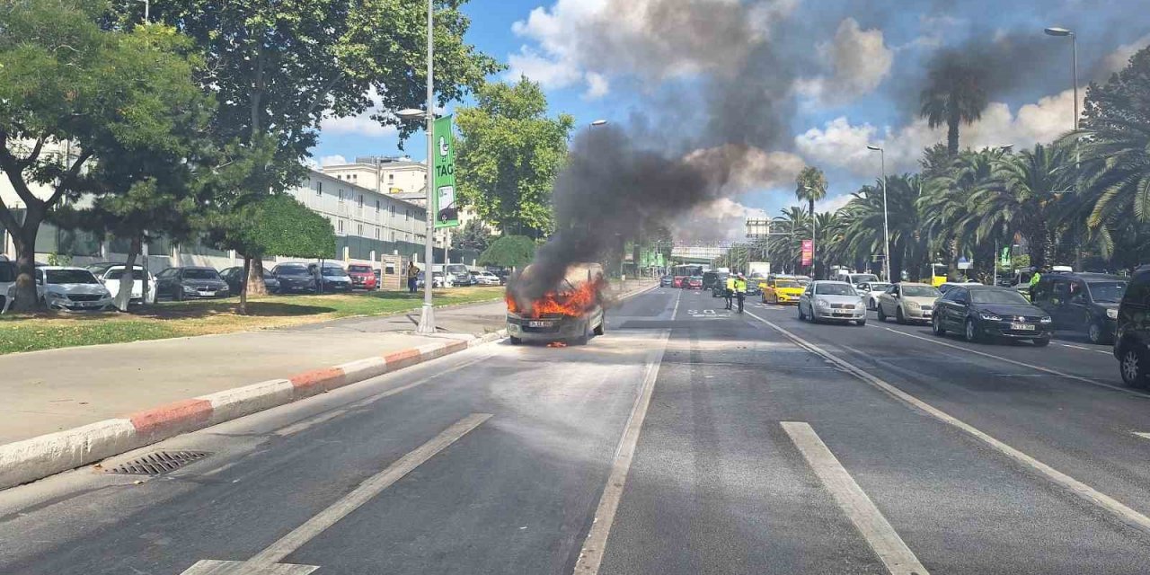 Fatih’te hafif ticari araç alev alev yandı