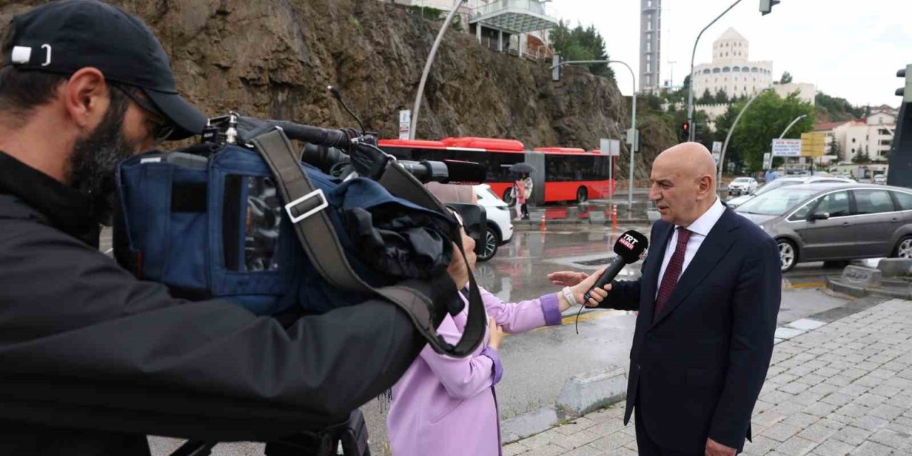 Keçiören Belediye Başkanı Altınok, gazetecilerin bayramını kutladı