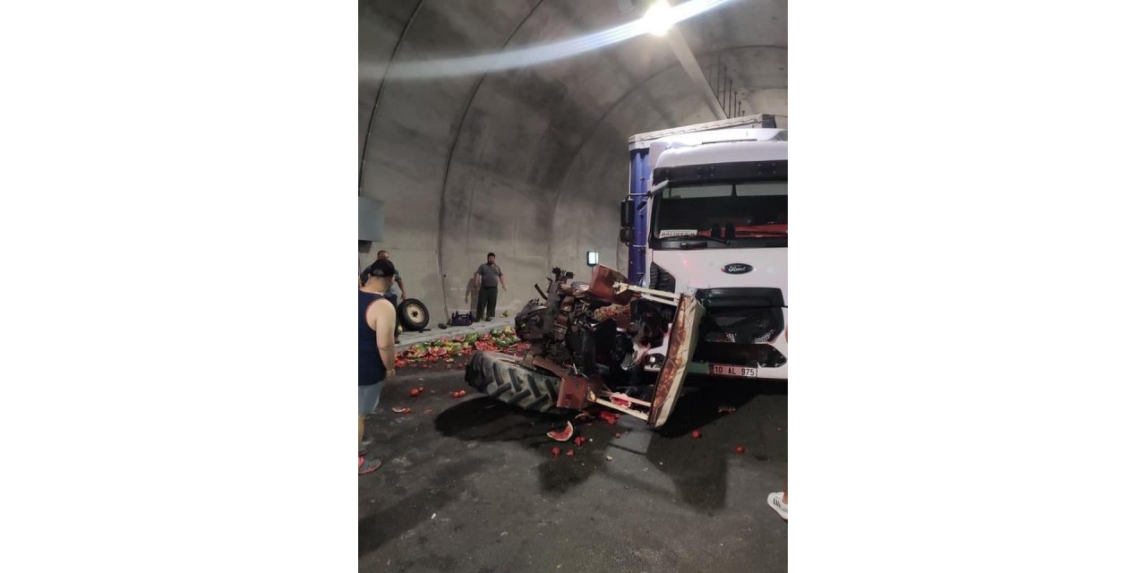 Kamyon, karpuz yüklü traktöre arkadan çarptı; 1 yaralı