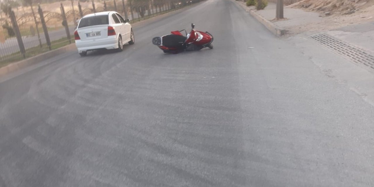 Motosiklet ile otomobil çarpıştı: 2 yaralı
