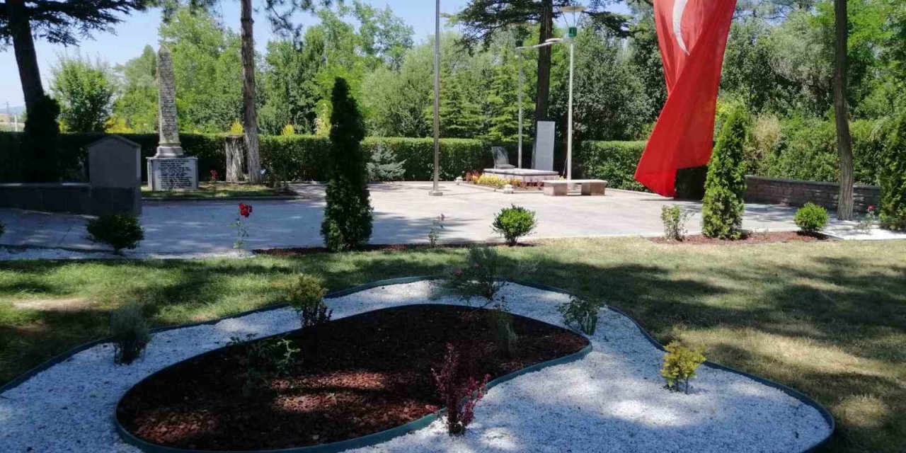 Şehitlikte başlatılan çevre düzenleme çalışmaları sürüyor