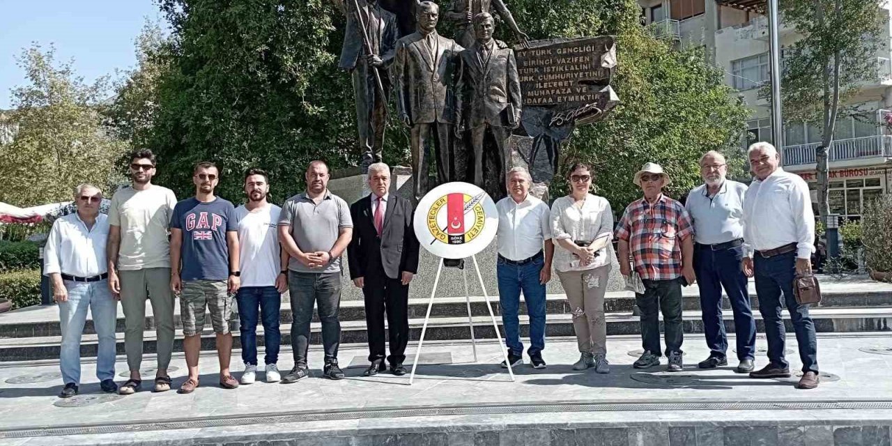 Sökeli Gazeteciler 24 Temmuz nedeniyle çelenk sundu