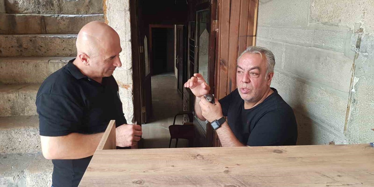 378 yıllık Cinci Han’ın bahçesine düşen ebabil kuşu yetkililere teslim edildi