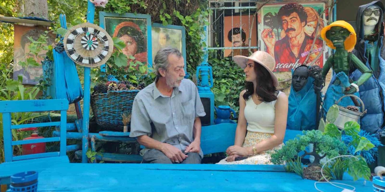 Evinin bahçesini sevdiği renklerle donattı, bahçe ’Şirinler köyünü’ anımsattı