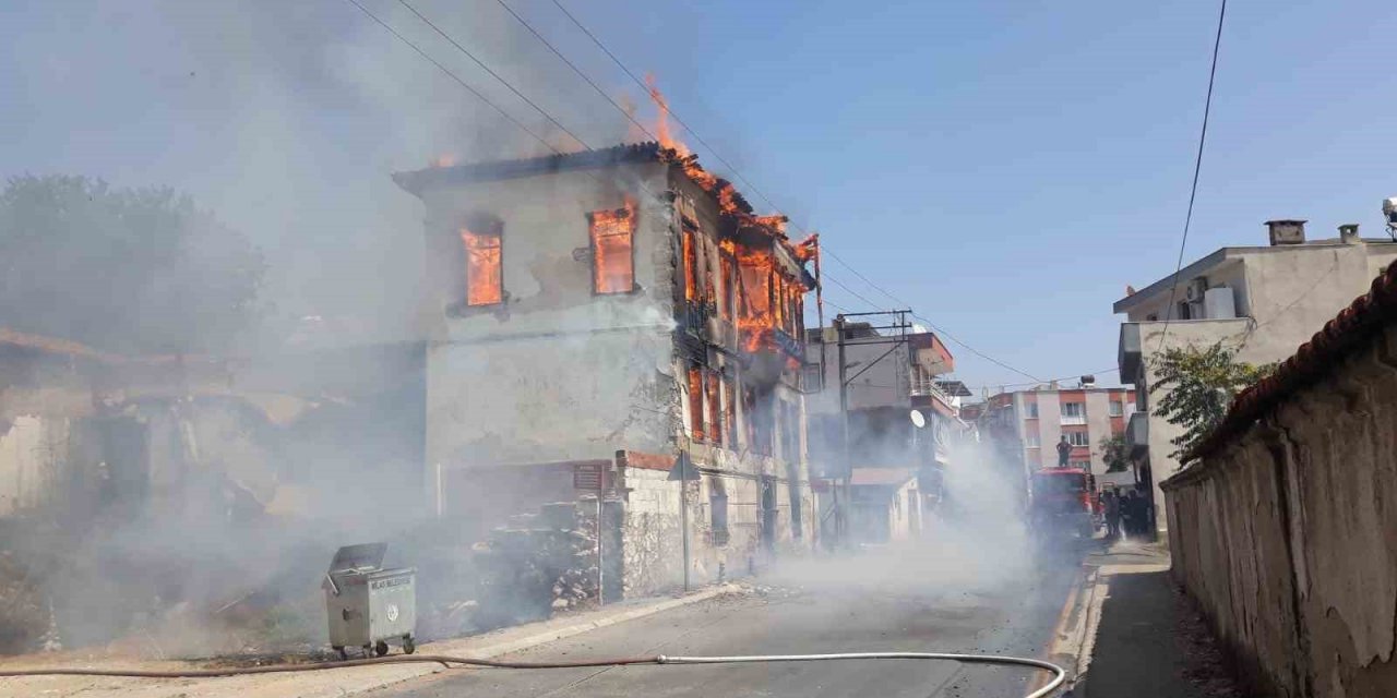 Tarihi bina alevlere teslim oldu