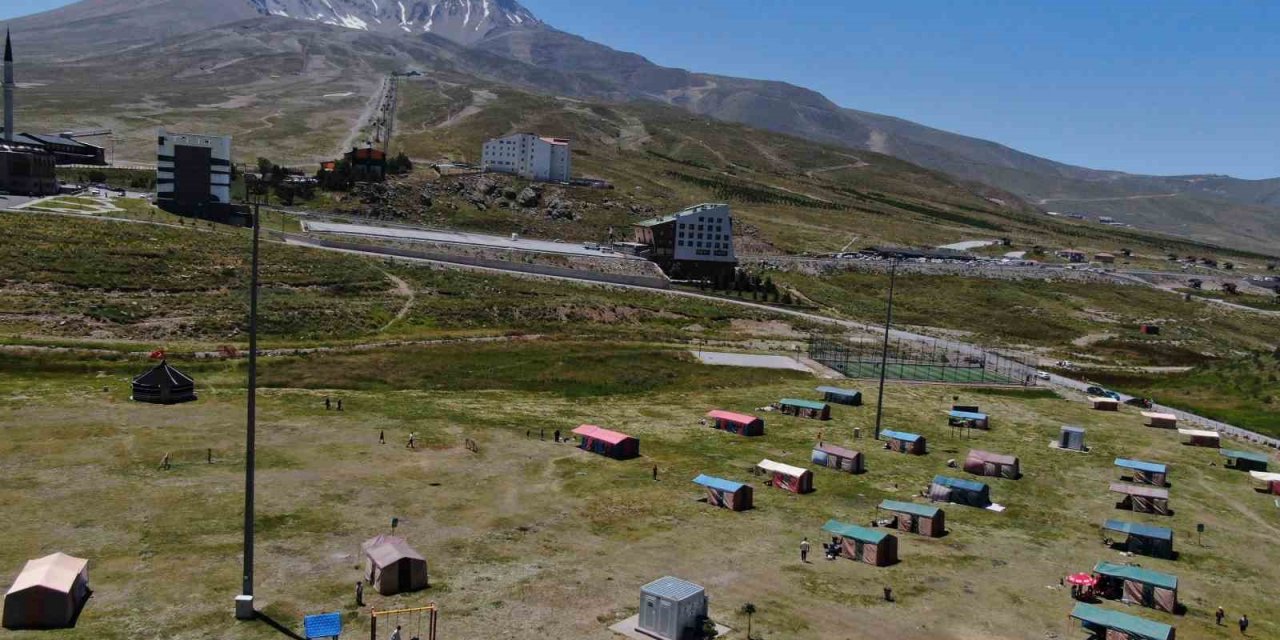 Sıcaktan bunalan dağa kaçtı