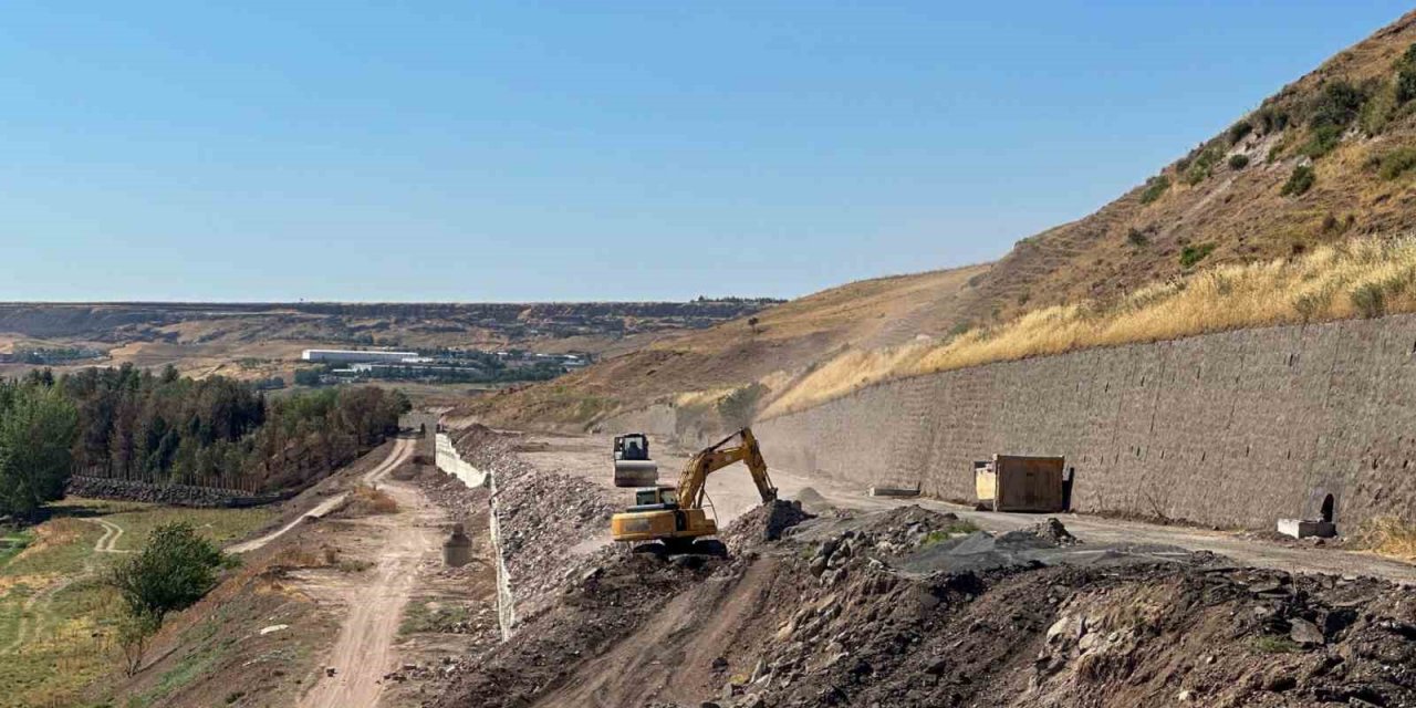 Diyarbakır’da kent merkezi ve kırsalda asfalt çalışmaları devam ediyor
