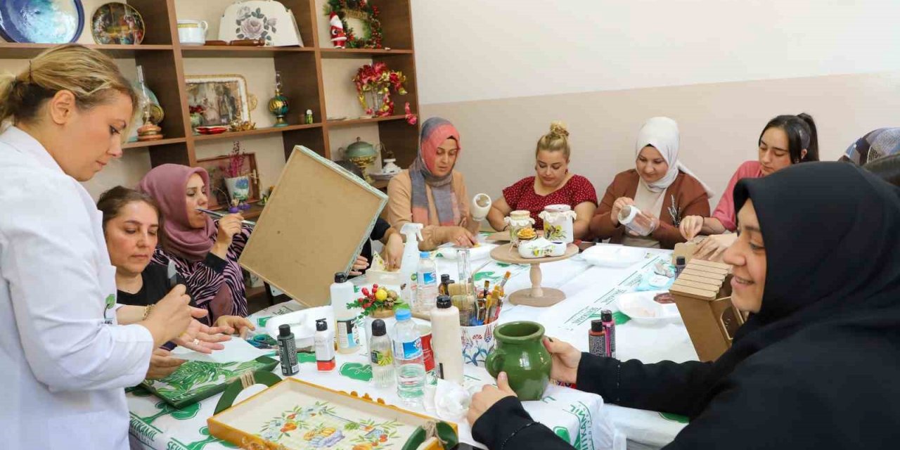 Şehitkamil’de dekoratif ahşap boyama kursuna yoğun ilgi
