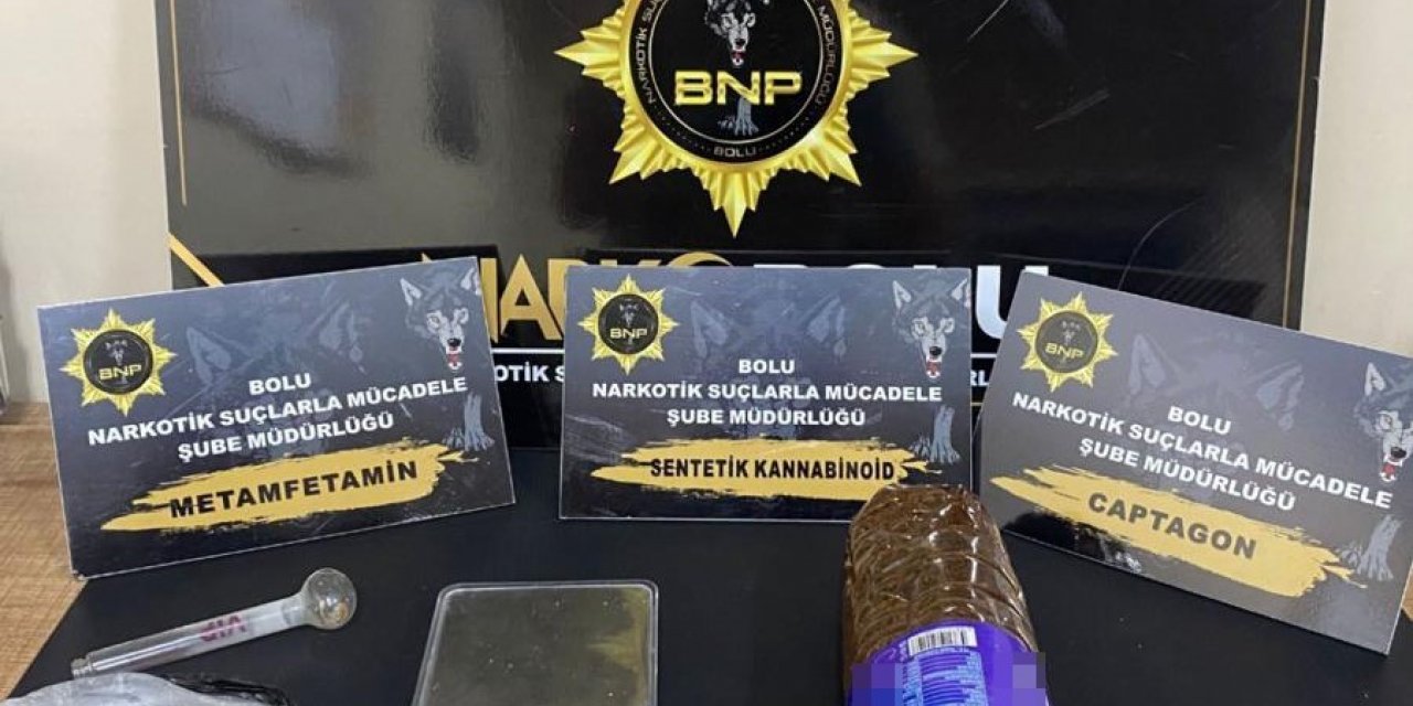 Durdurulan araçta 3 kişinin üzerinden uyuşturucu çıktı