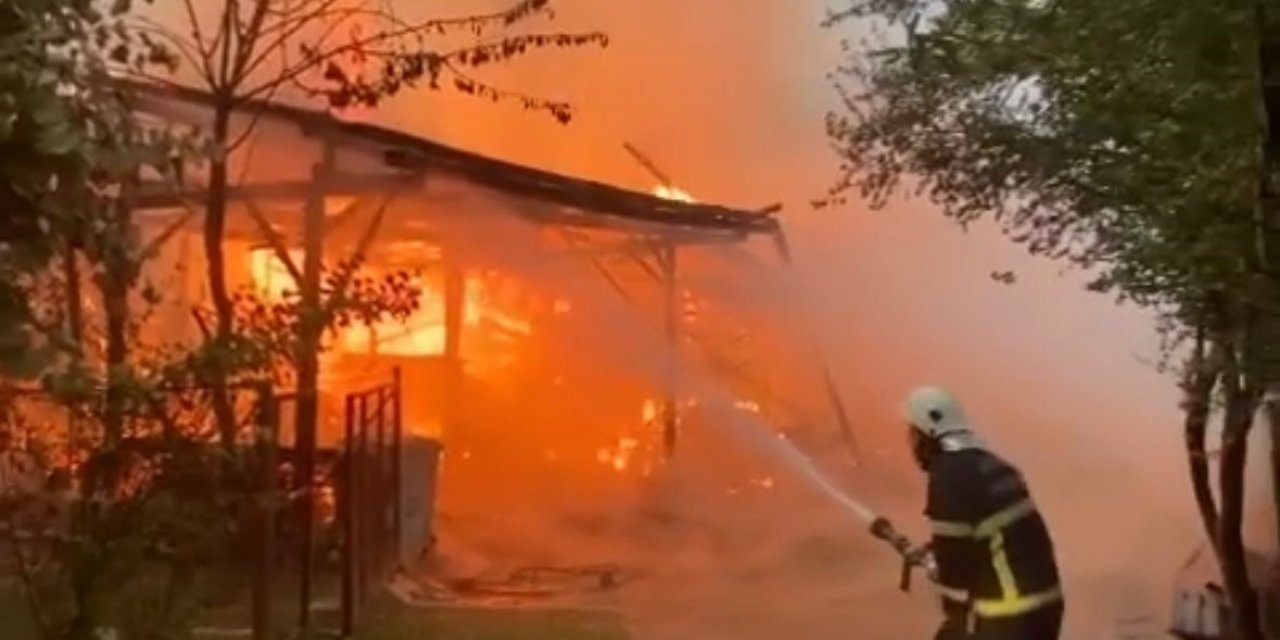 Ahır alev alev yandı