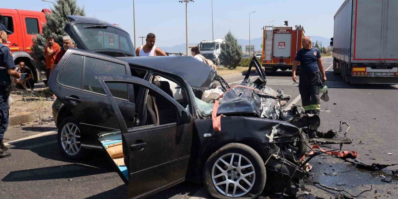 Karşı şeride geçen araç faciaya sebep oluyordu: 1’i ağır 3 yaralı