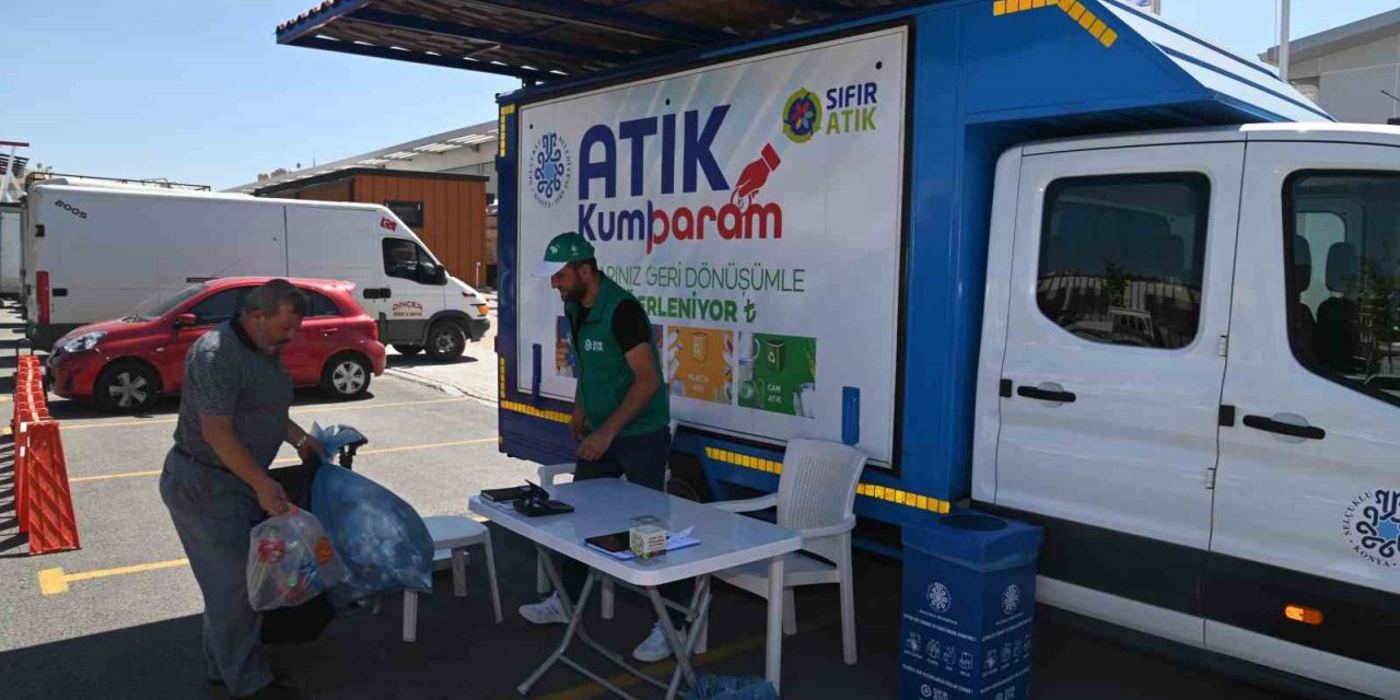 Konya Selçuklu Belediyesinin Mobil Atık Kumbara Aracı semt pazarlarında
