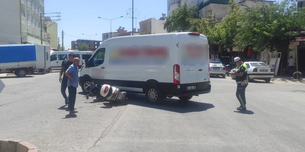 Motosiklet ile minibüs çarpıştı: 1 yaralı