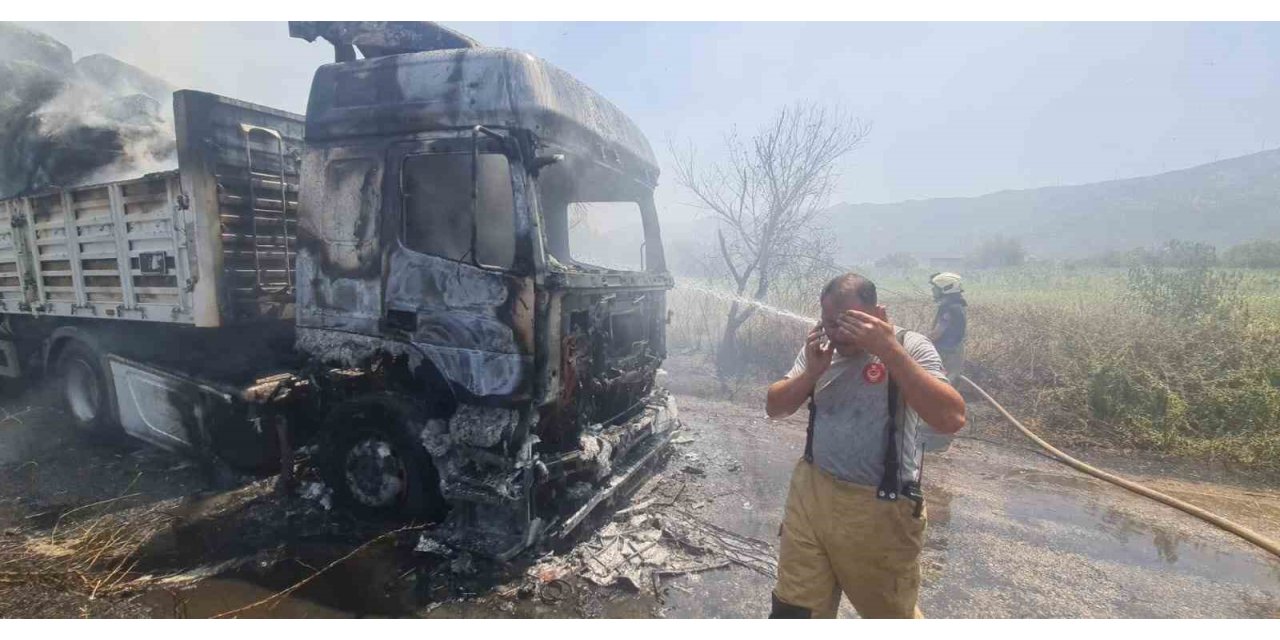 İzmir’de saman yüklü tır alev aldı
