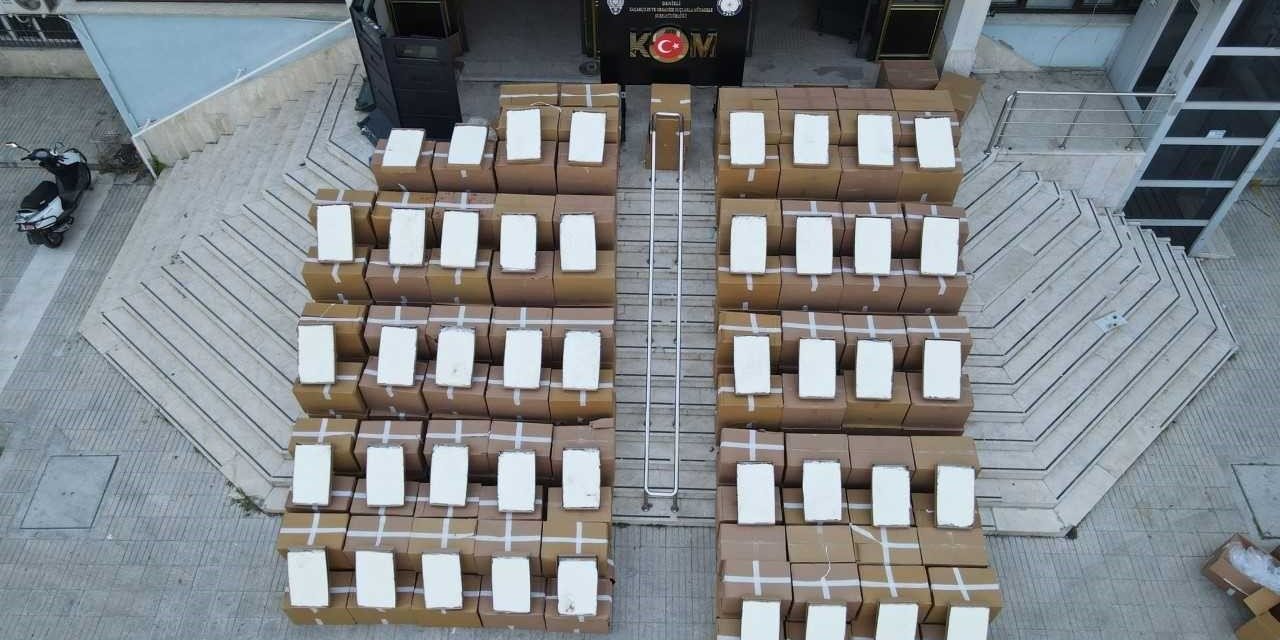 Kaçakçılık operasyonlarında gözaltına alınan 4 kişiden 2’si tutuklandı.