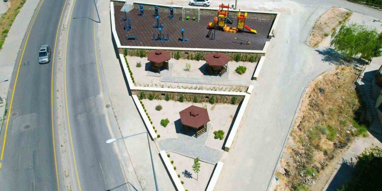 Niğde Belediyesinden Kırlangıç Sokağa çocuk parkı